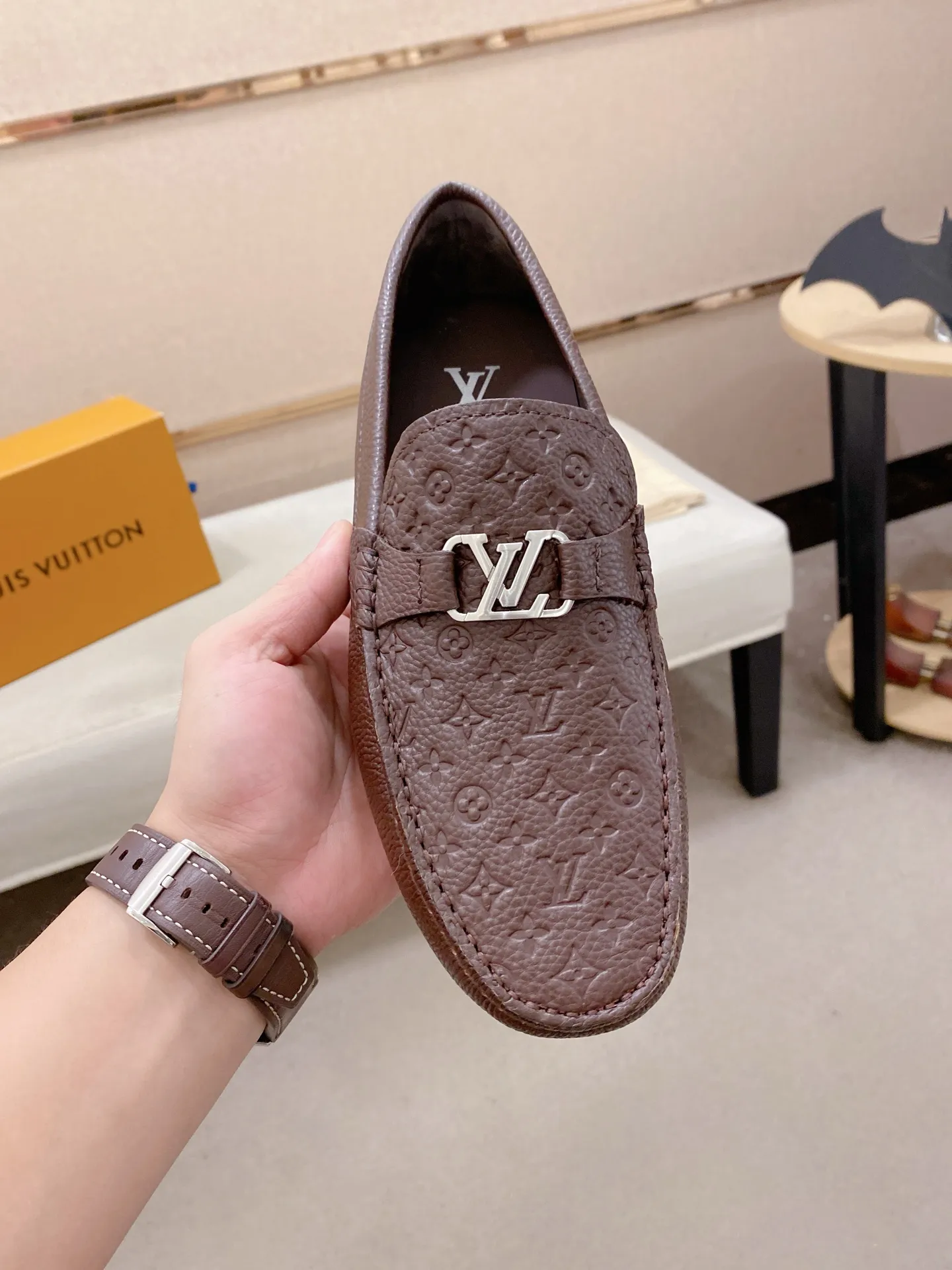 Factory price: 500💰High-end quality! LV 🆕🆕Exclusive hot-selling products in stock🔥🔥New products on the shelves, high-quality Ferragamo men's pea shoes, high-end casual driving shoes, with complete packaging! 💪 💪 Material: imported pebbled first-layer cowhide 🐂 + imported high-quality buffalo leather lining + wear-resistant outsole 👍🏻👍🏻 Features: high-end and comfortable, purely handmade 🚀 🚀 Create the perfect shoe that suits you best 🔥 🔥 Size: (38-44) 45 standard size can be customized!